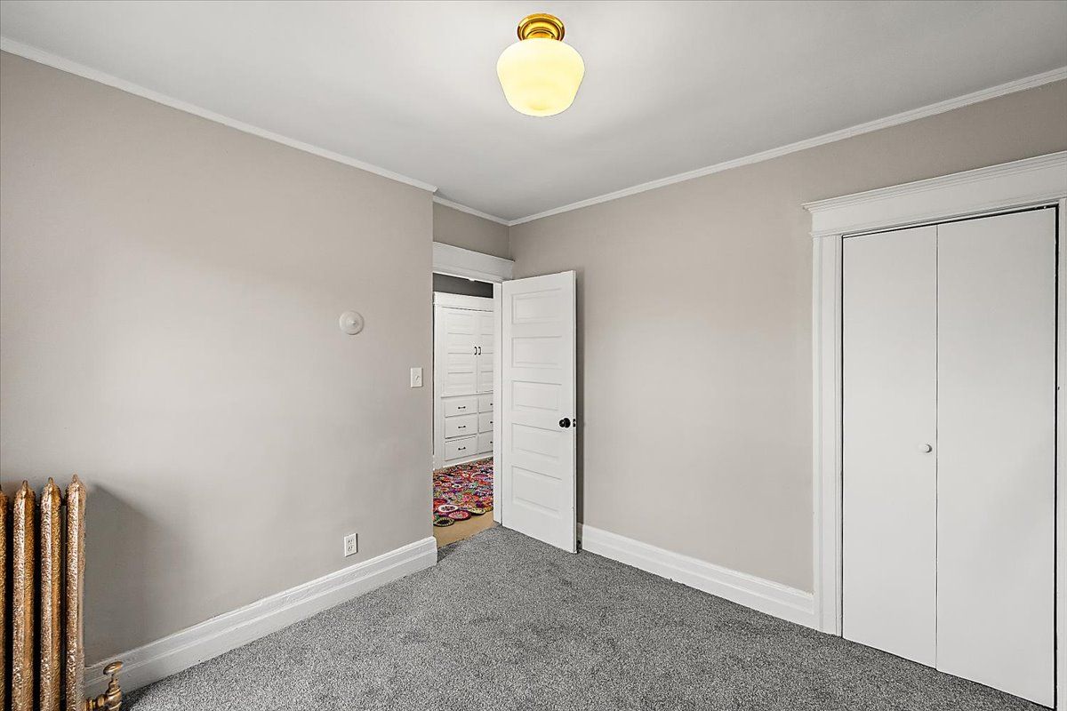 649 GLADSTONE Street