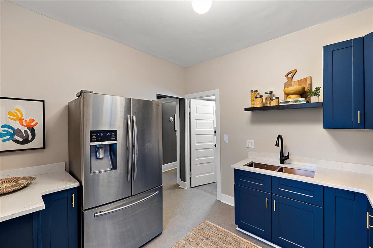 649 GLADSTONE Street