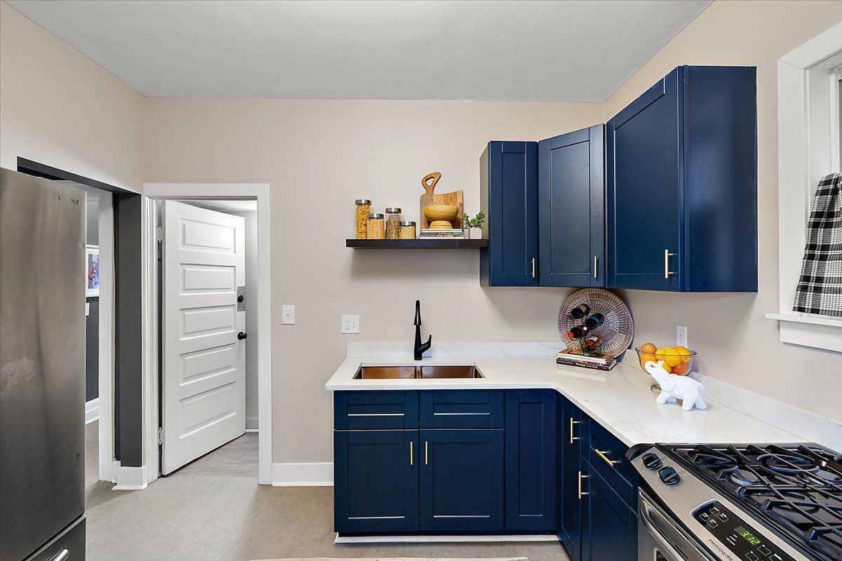 649 GLADSTONE Street