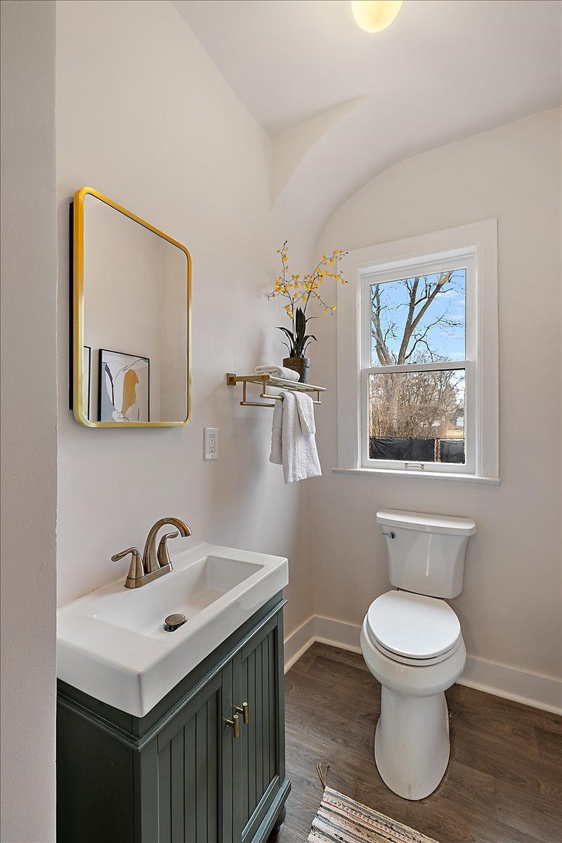 649 GLADSTONE Street