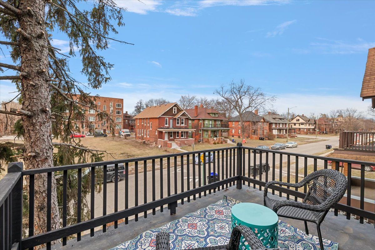 649 GLADSTONE Street