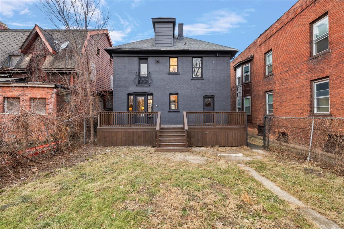 649 GLADSTONE Street