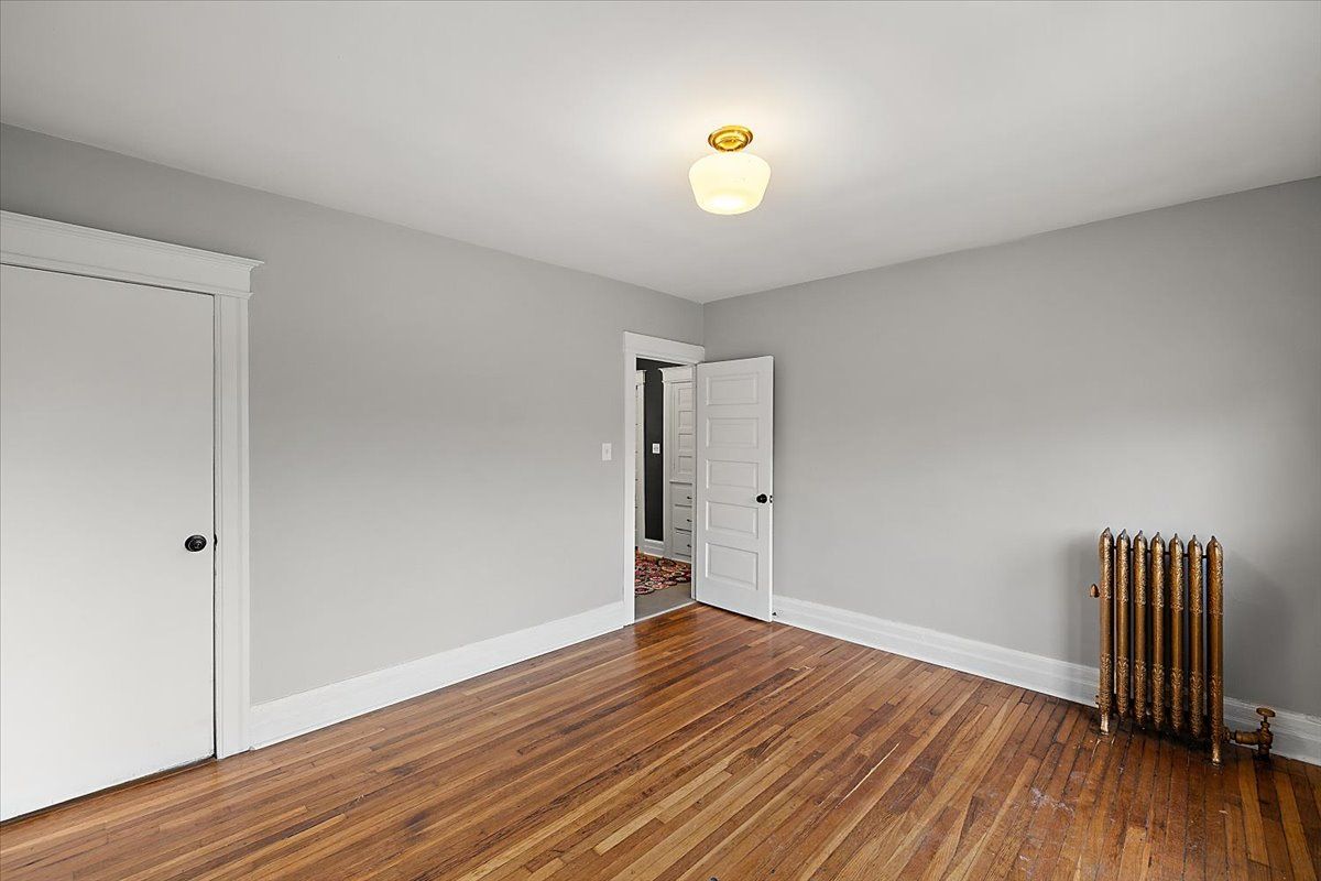 649 GLADSTONE Street