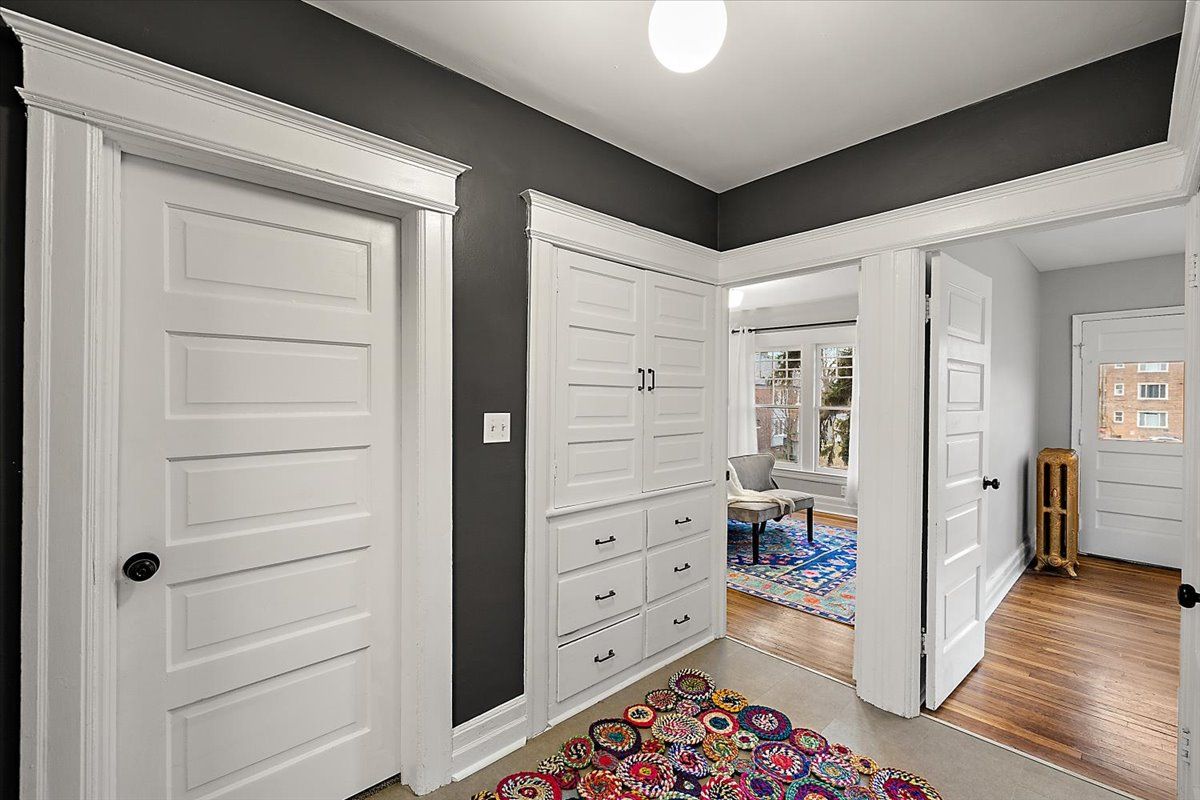 649 GLADSTONE Street