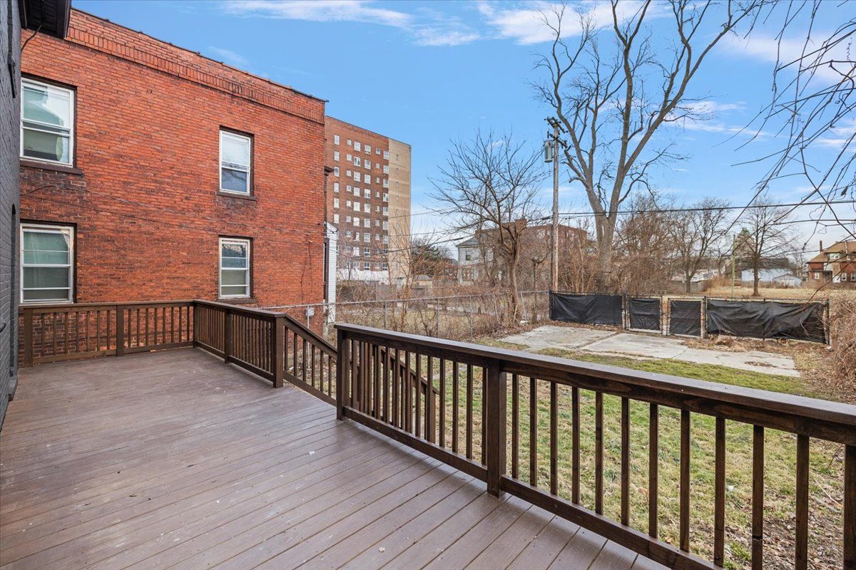 649 GLADSTONE Street