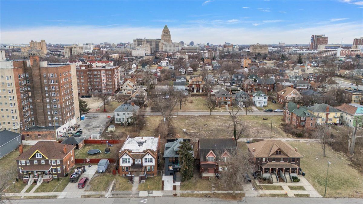 649 GLADSTONE Street