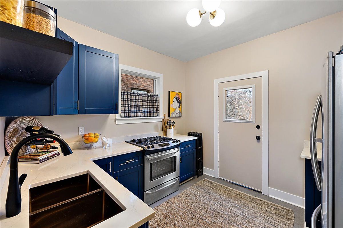 649 GLADSTONE Street