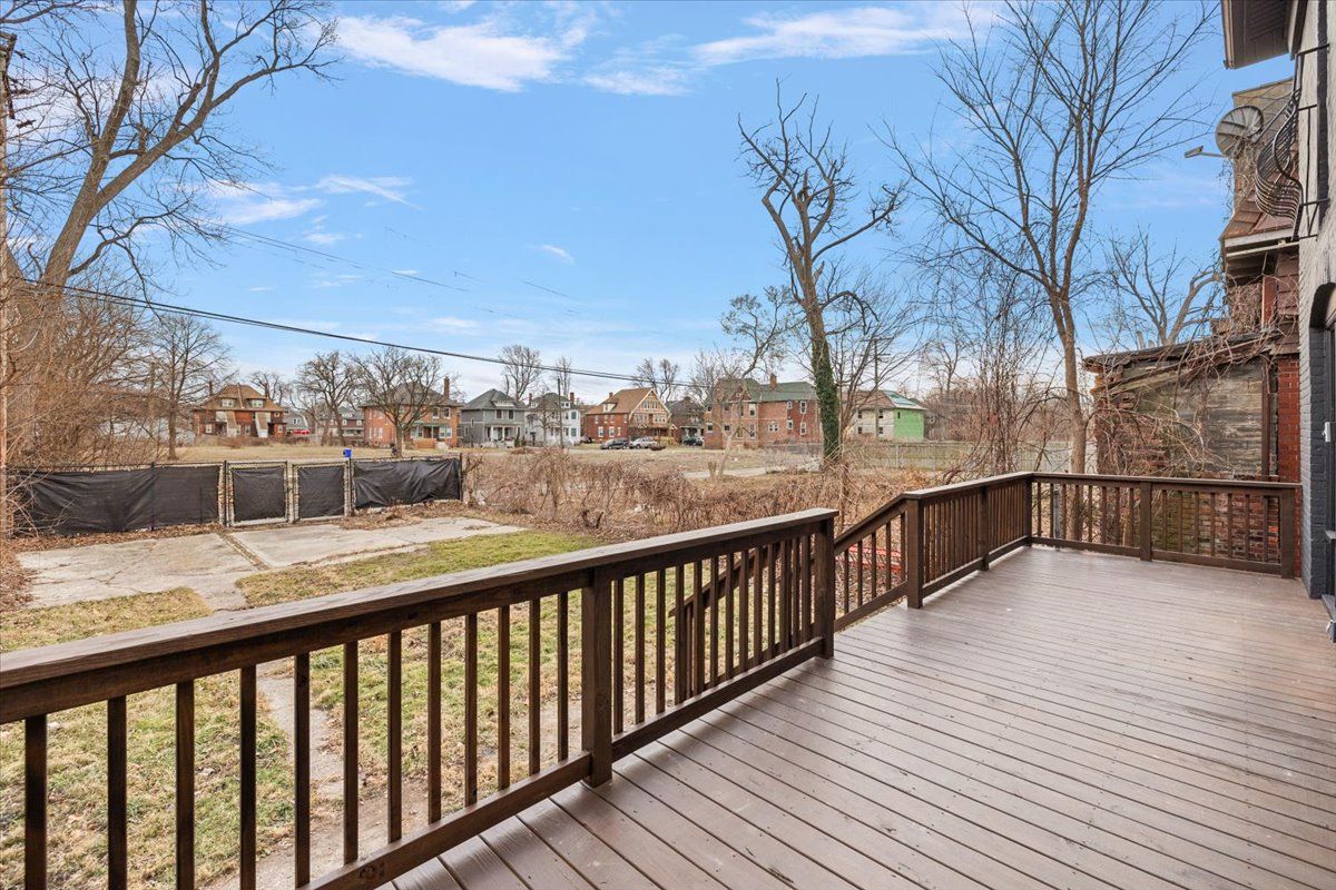 649 GLADSTONE Street