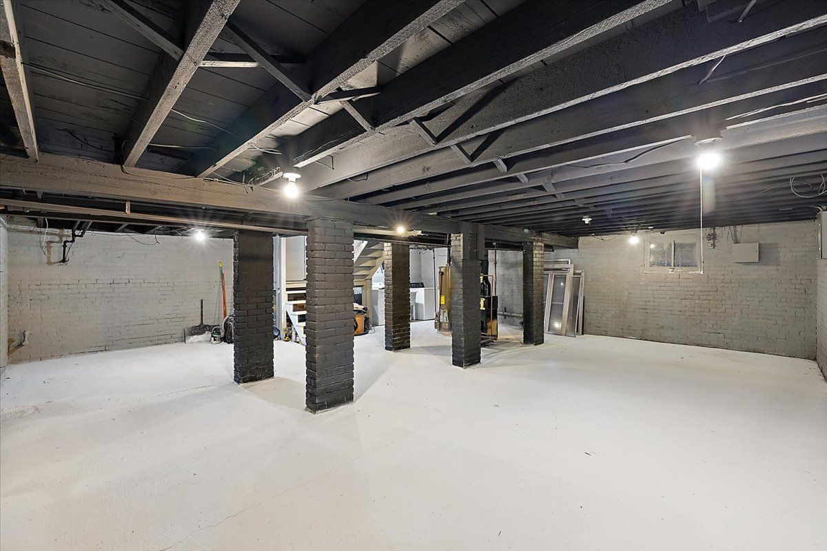 649 GLADSTONE Street