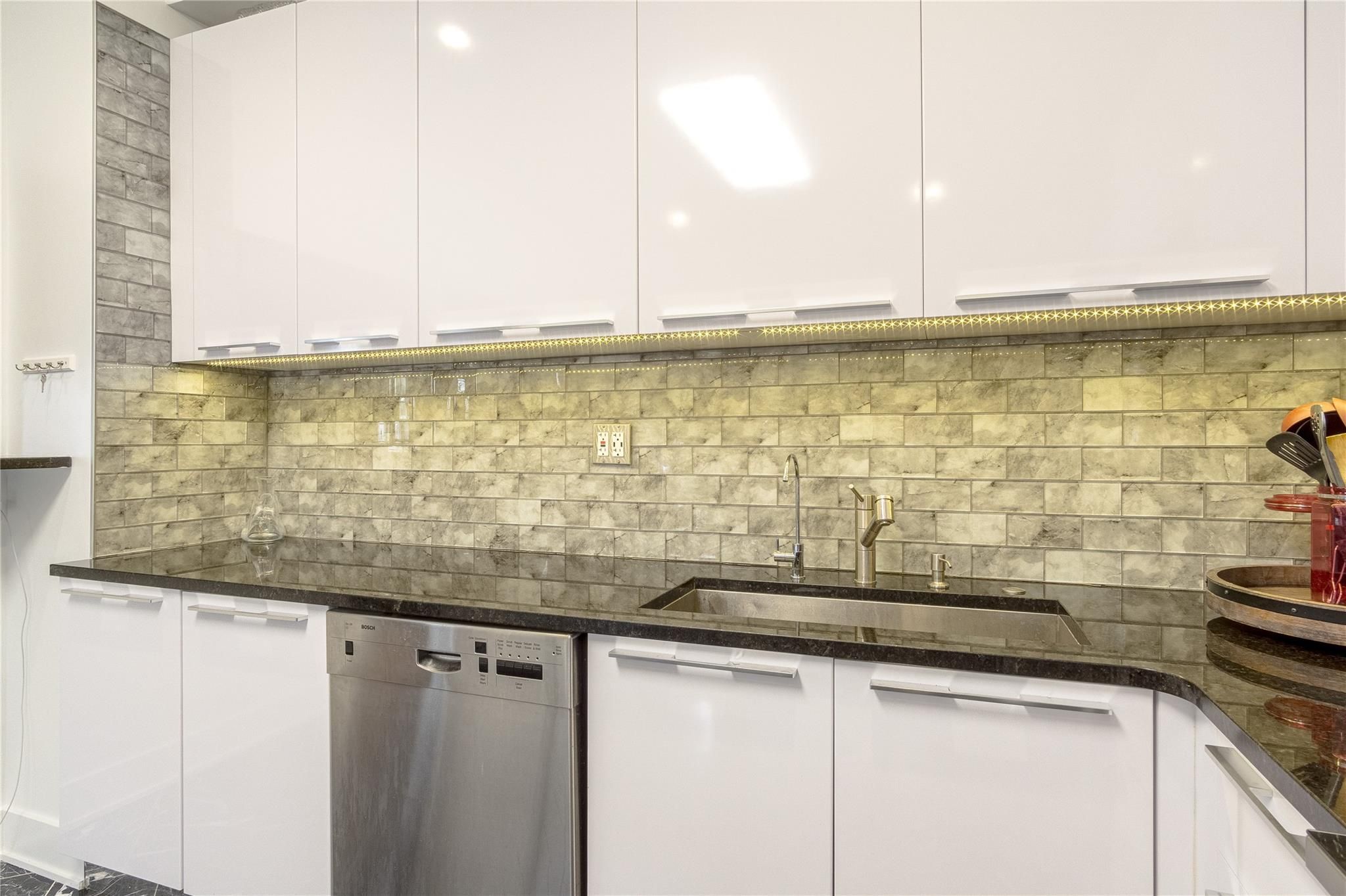 3715 FARNSWORTH Street