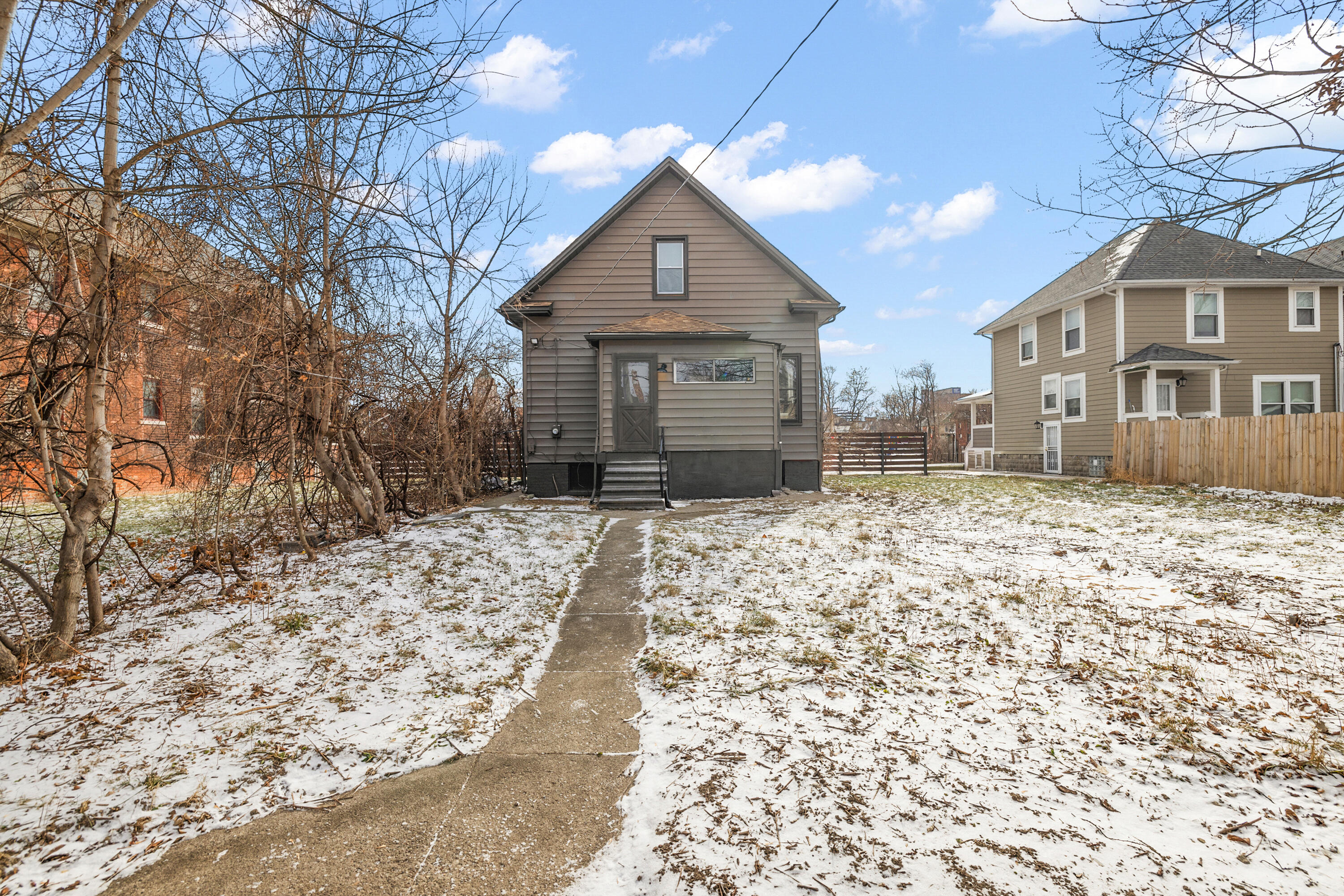 816 W Philadelphia Street