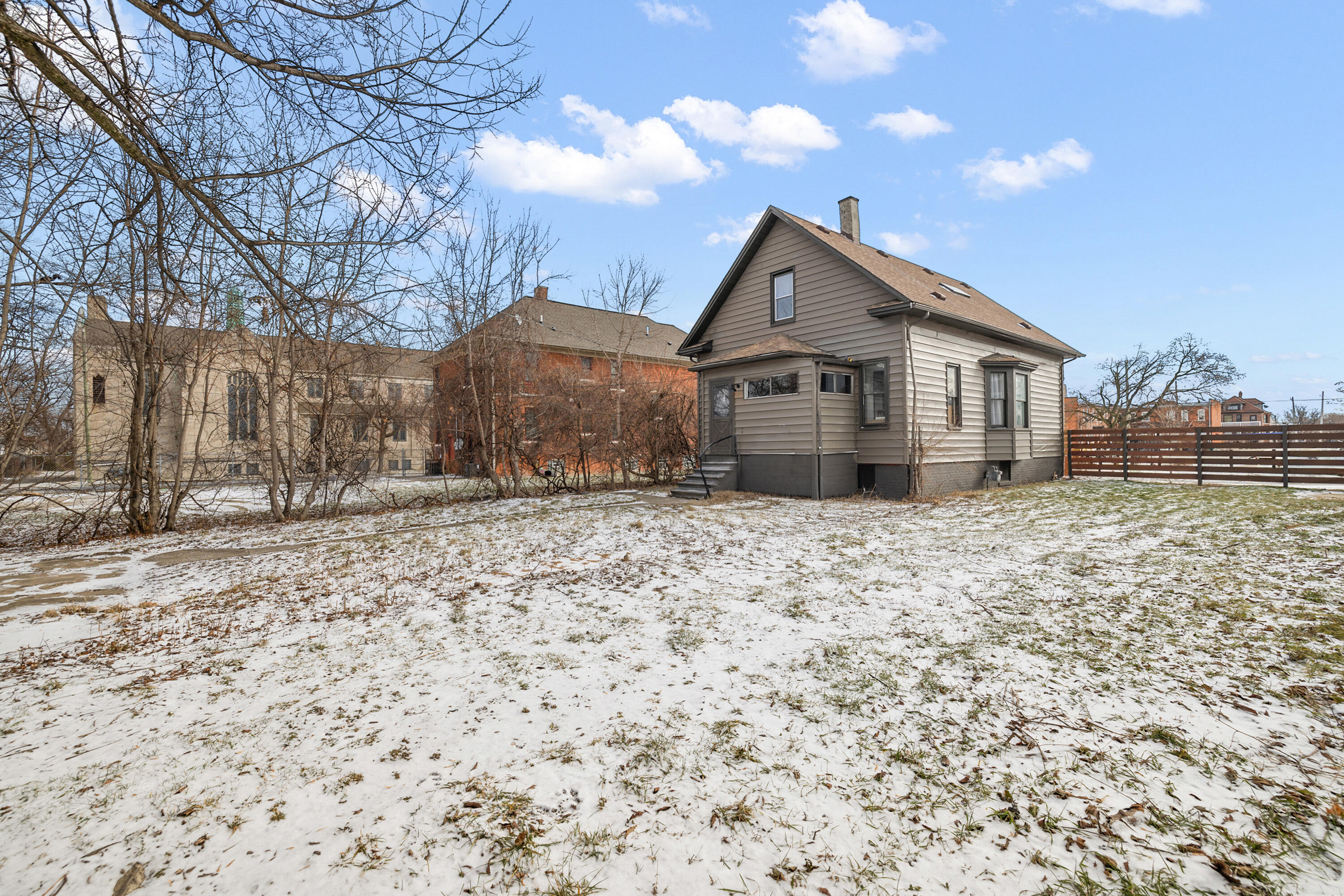 816 W Philadelphia Street