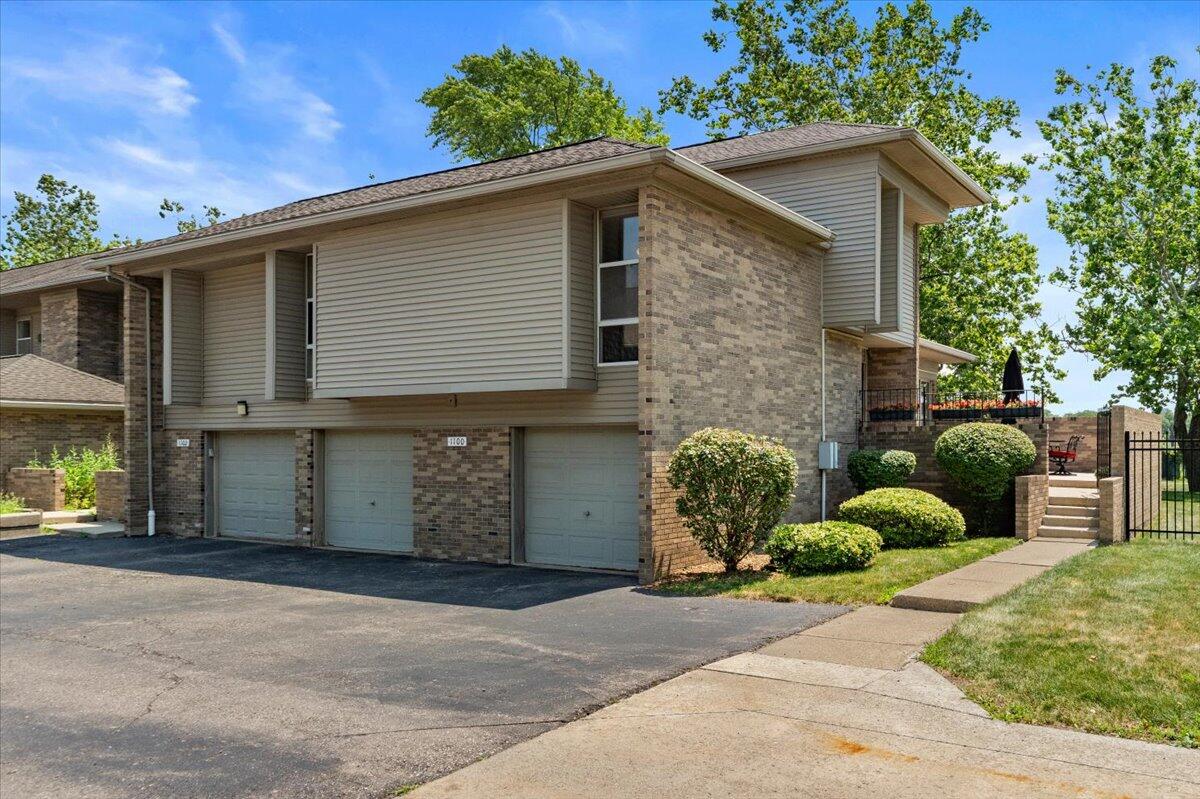 1100 Saint Aubin Place