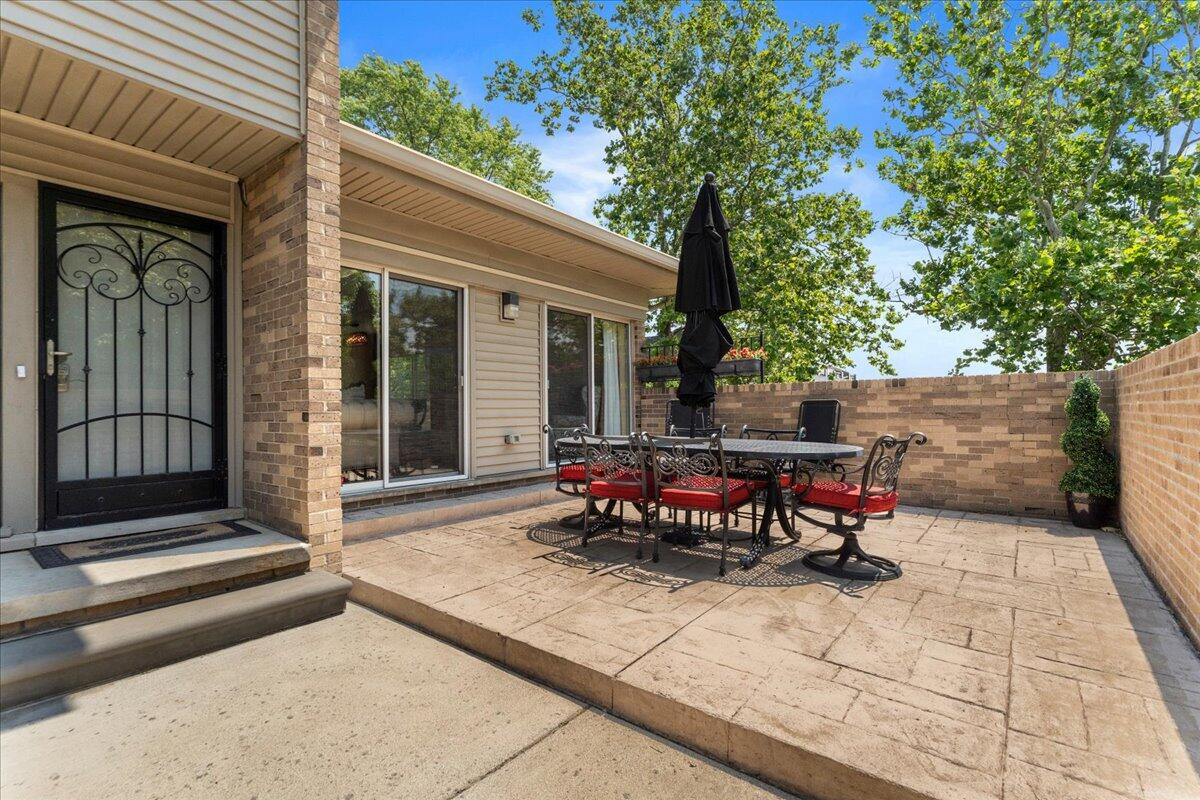 1100 Saint Aubin Place
