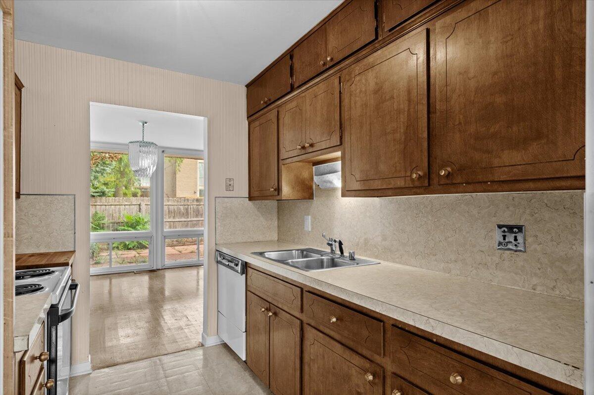 1551 Chateaufort Place