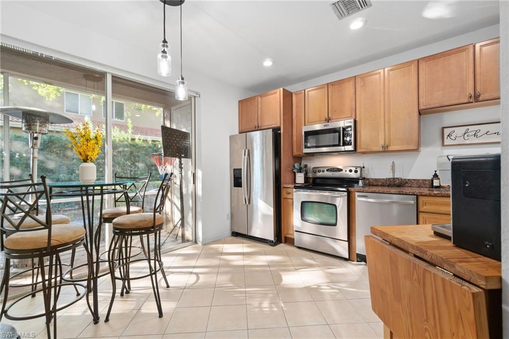 9775 Roundstone CIR