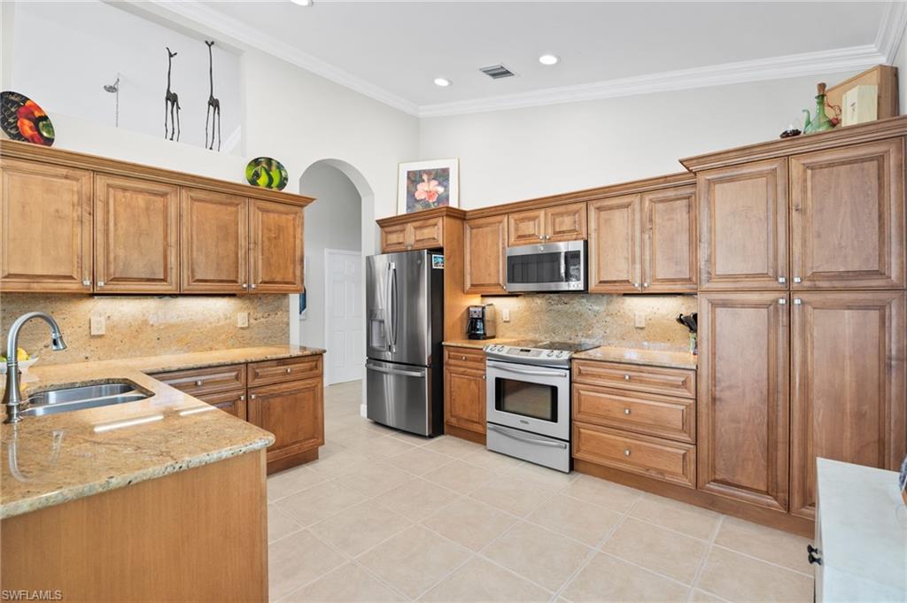 20016 Castlemaine AVE