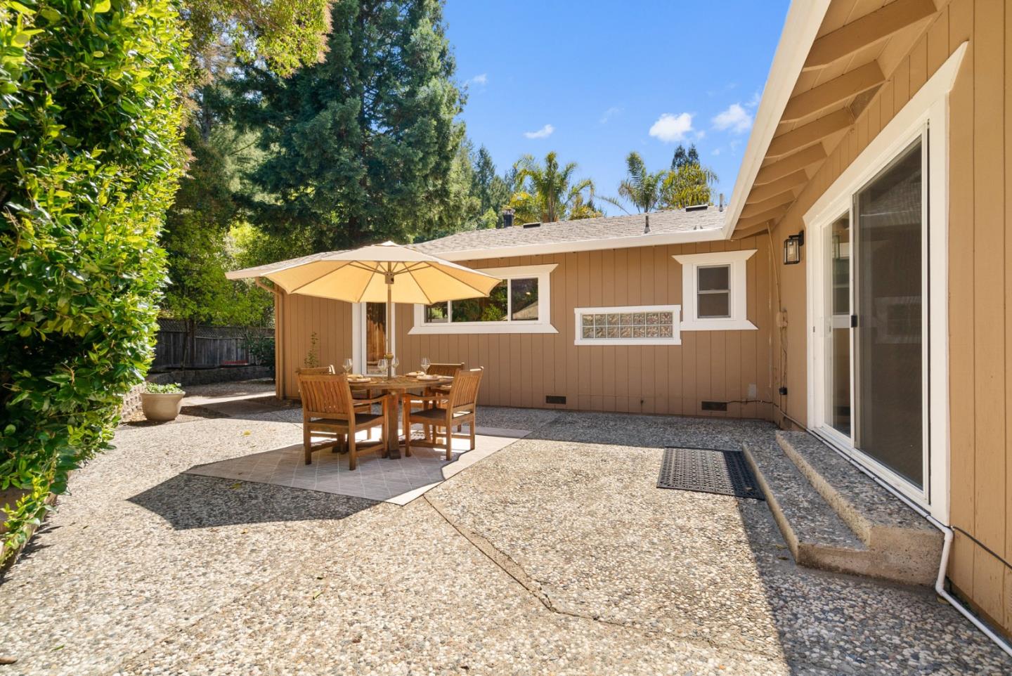 415 S Navarra DR