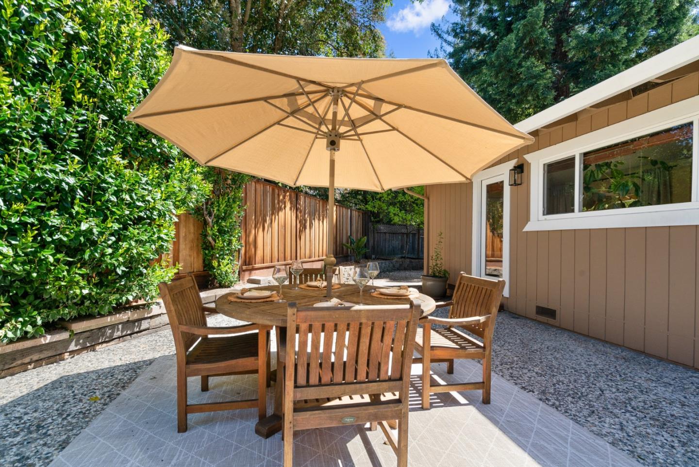 415 S Navarra DR