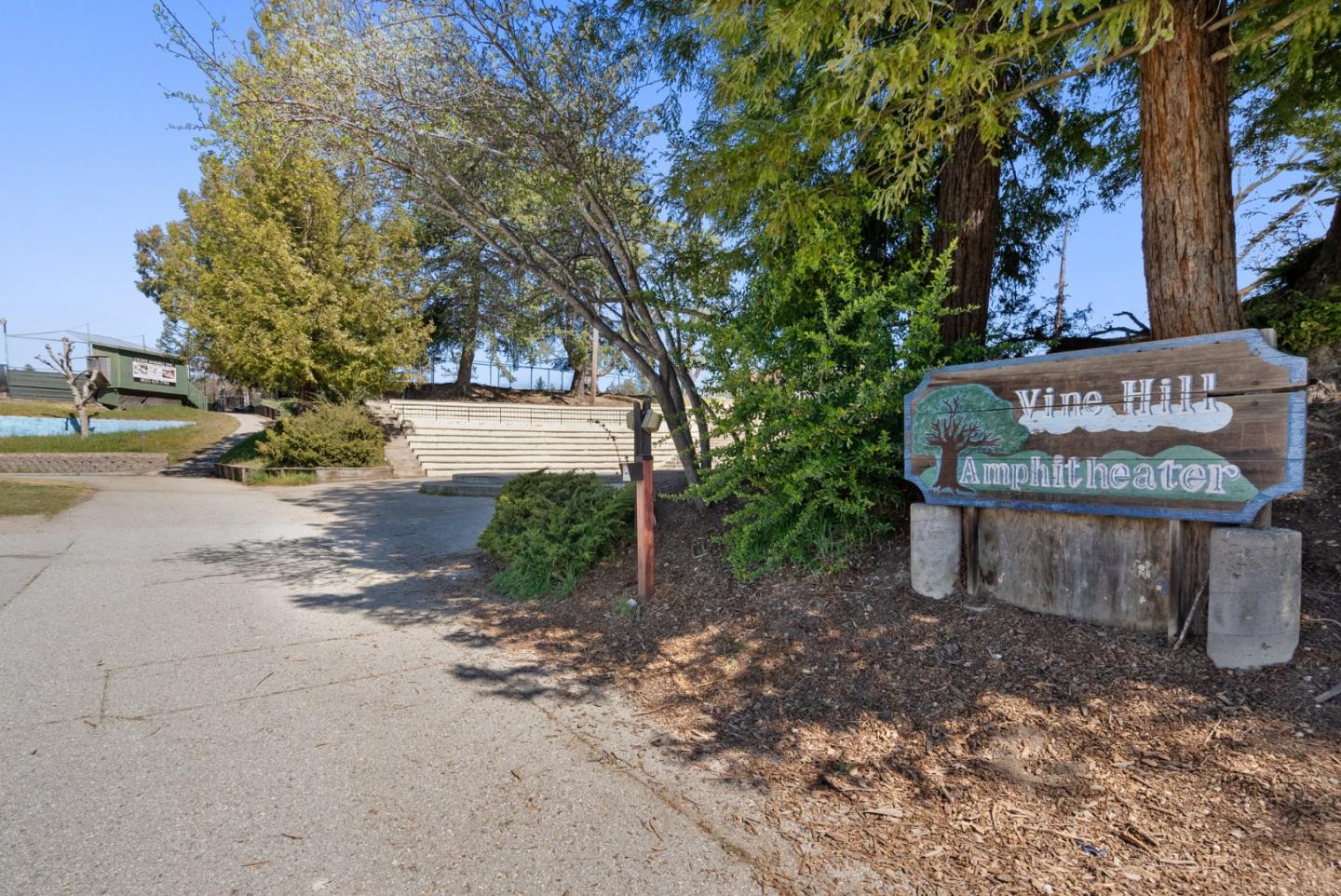 415 S Navarra DR