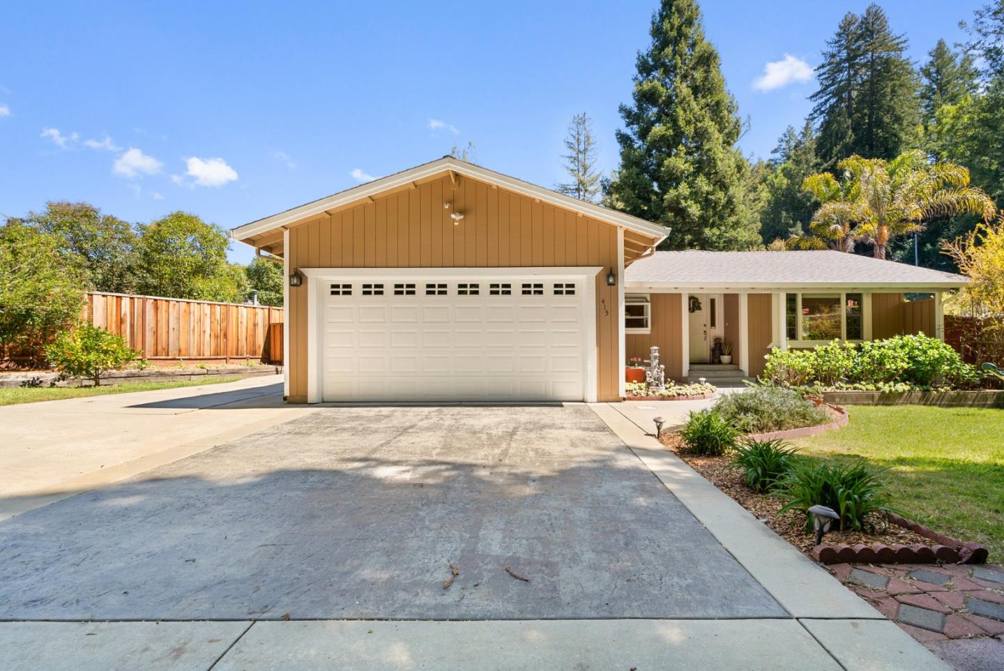 415 S Navarra DR