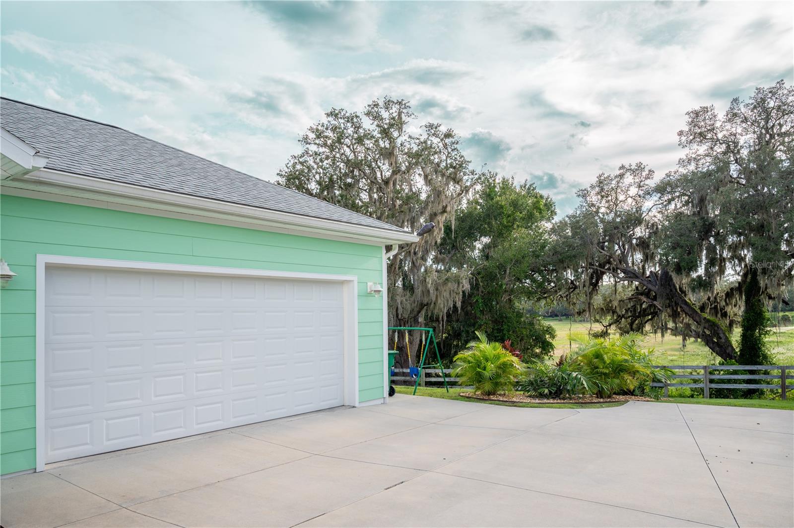 1202 FIESTA KEY CIR