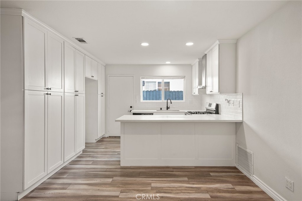 13201 De Foe Avenue