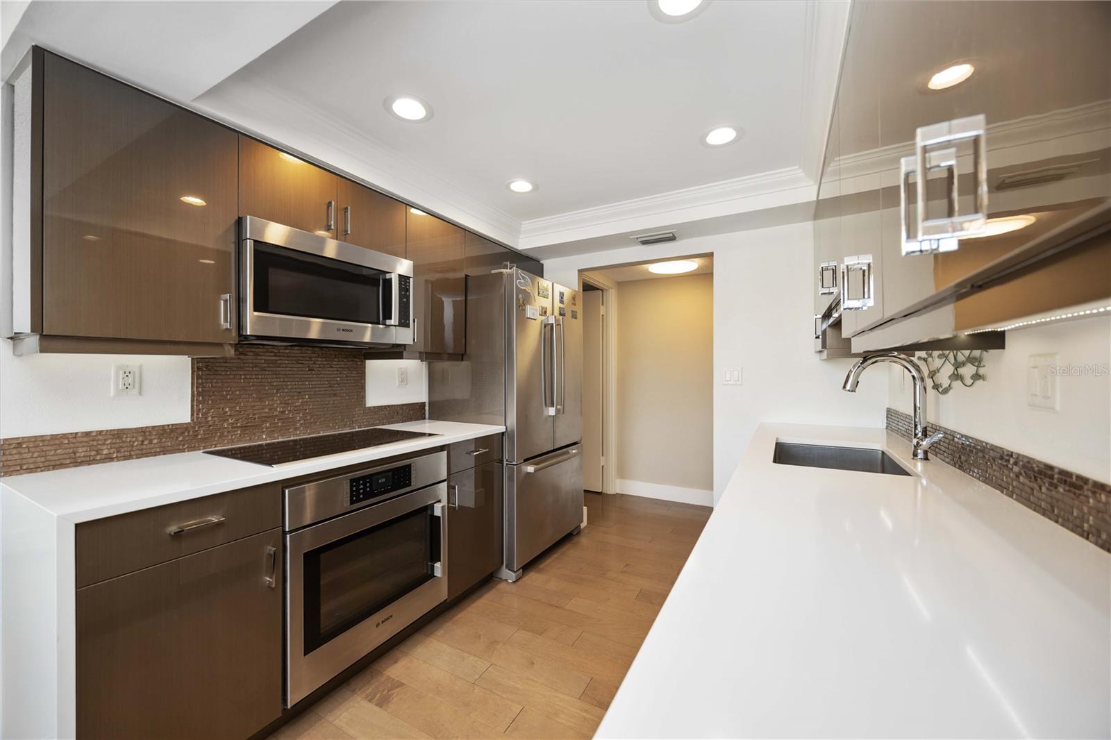 1050 LONGBOAT CLUB RD #204