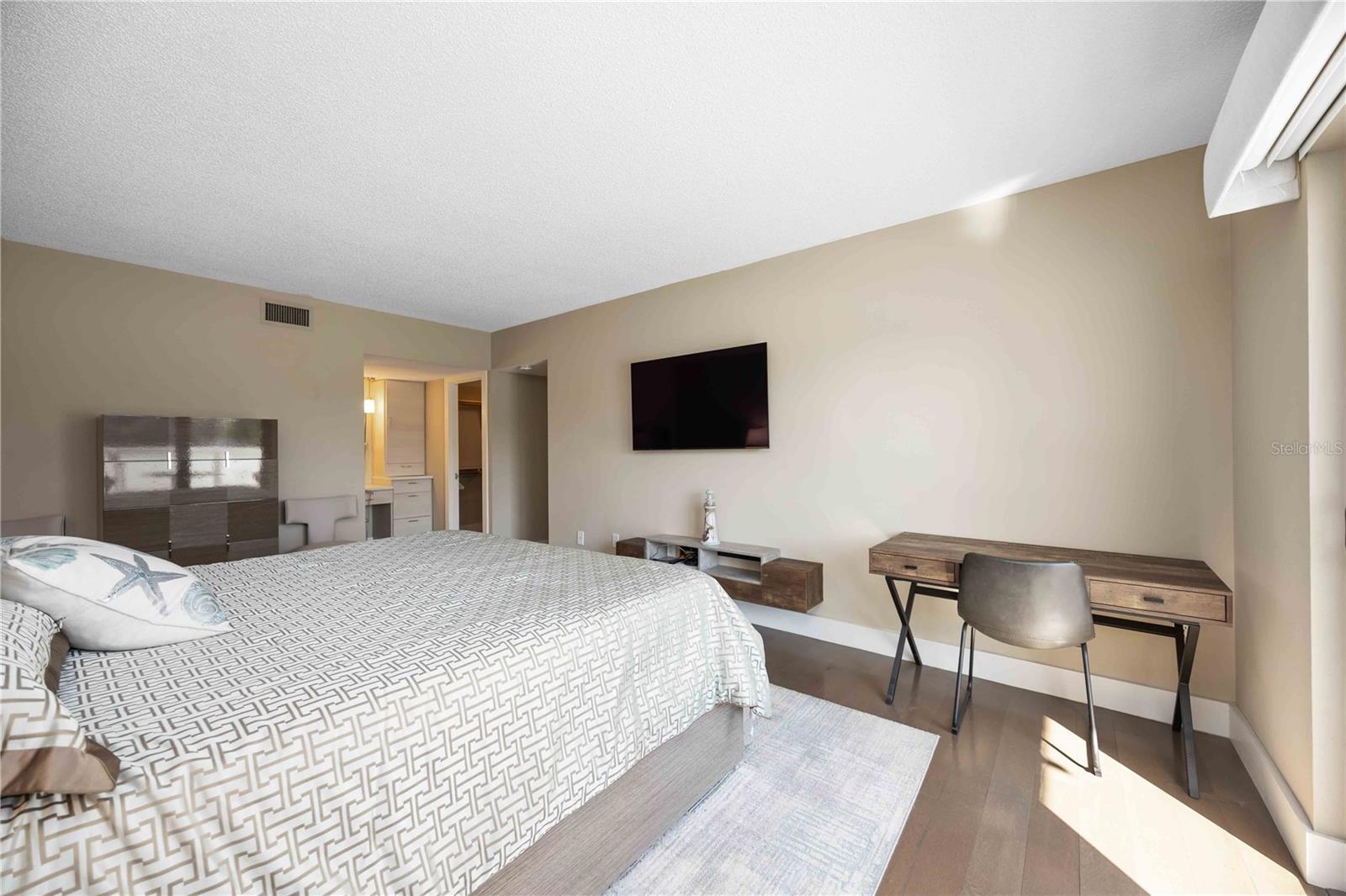 1050 LONGBOAT CLUB RD #204