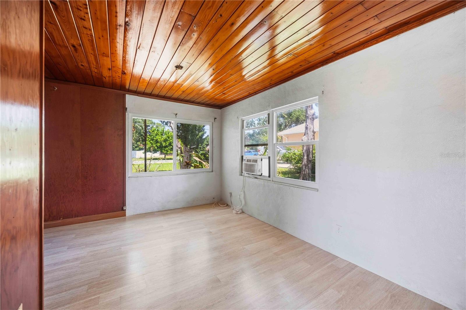 114 LAKEVIEW DR