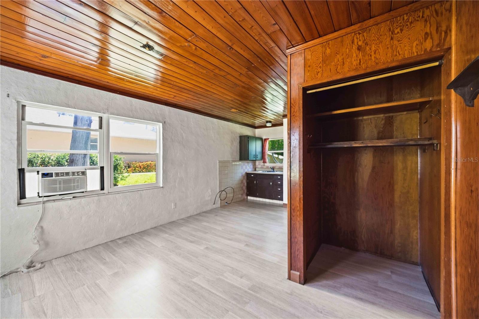 114 LAKEVIEW DR