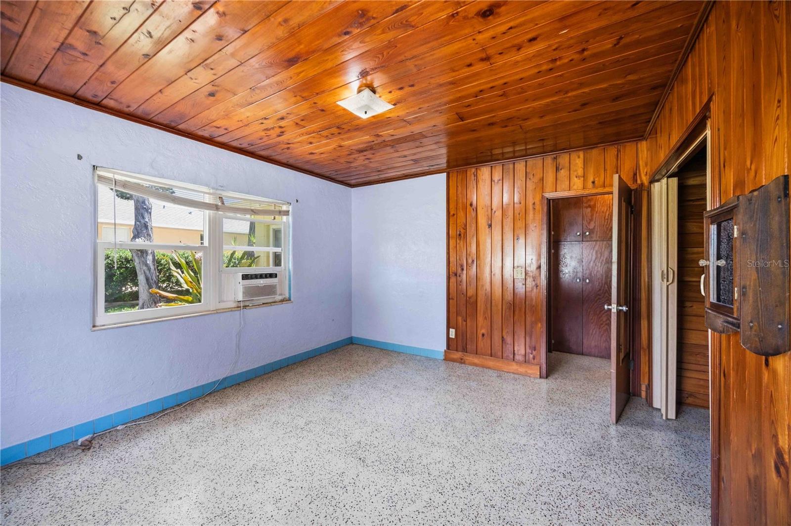 114 LAKEVIEW DR