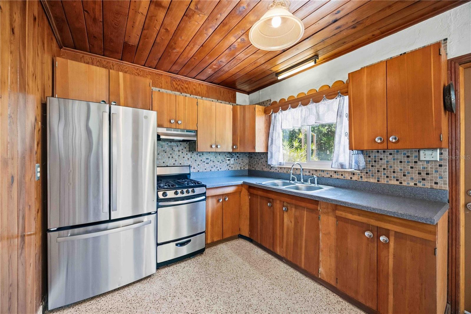 114 LAKEVIEW DR