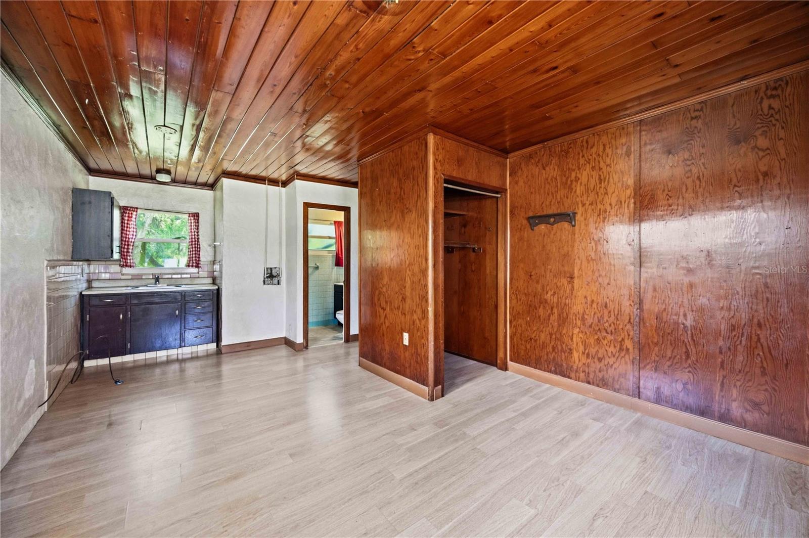 114 LAKEVIEW DR