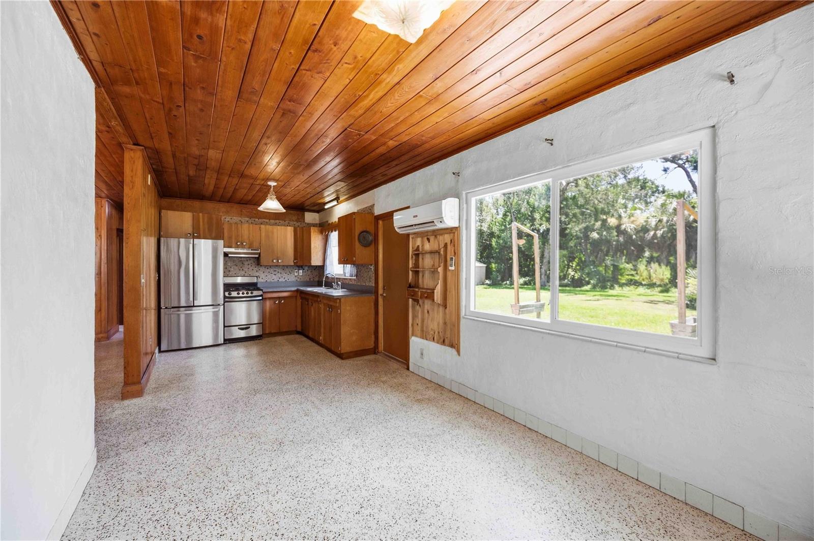 114 LAKEVIEW DR