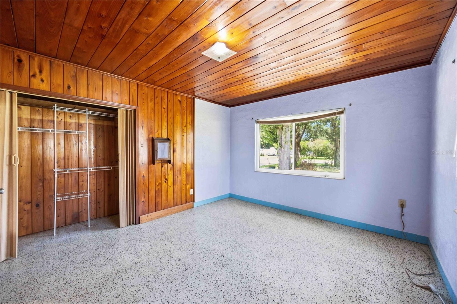 114 LAKEVIEW DR