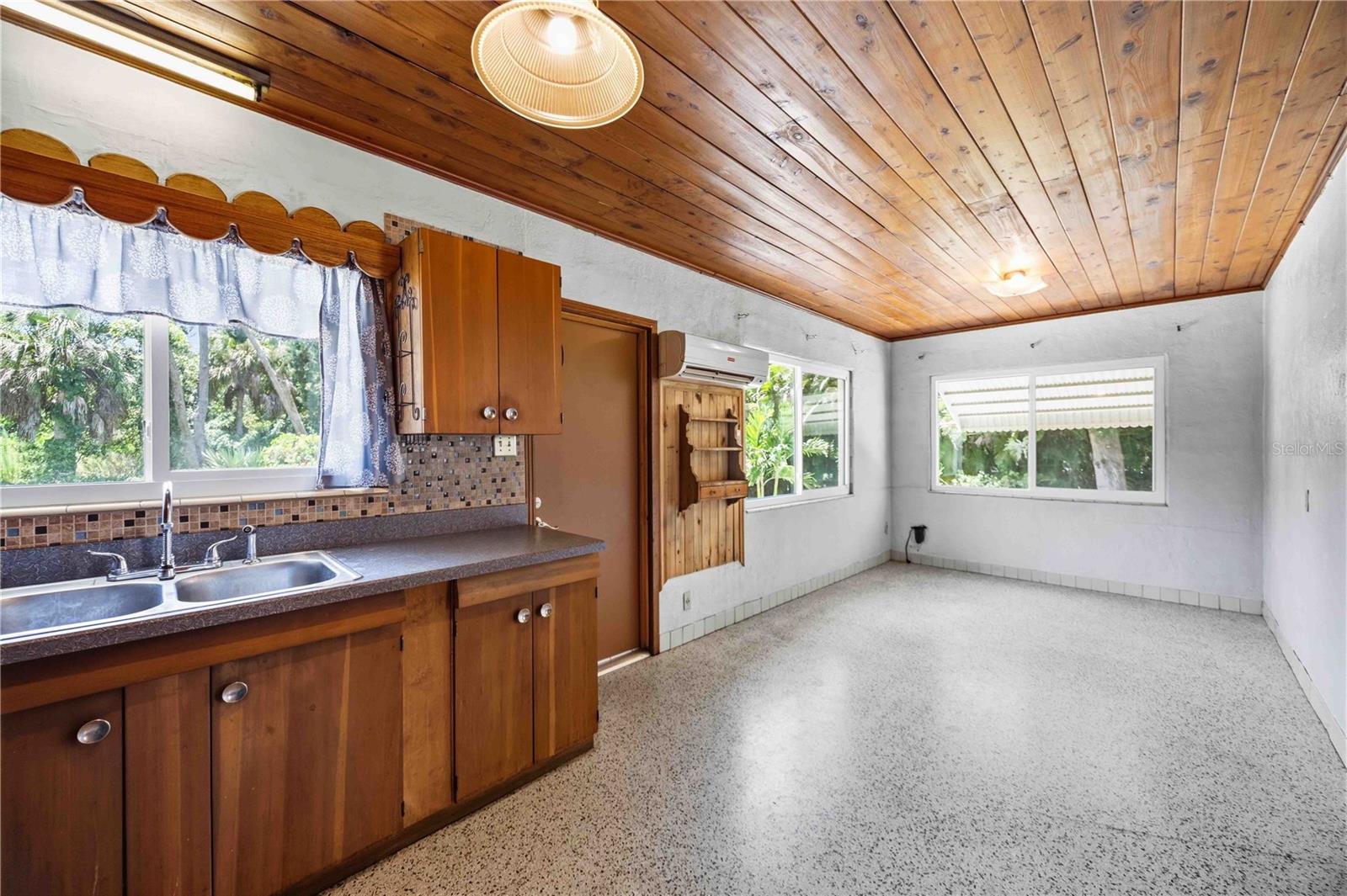114 LAKEVIEW DR