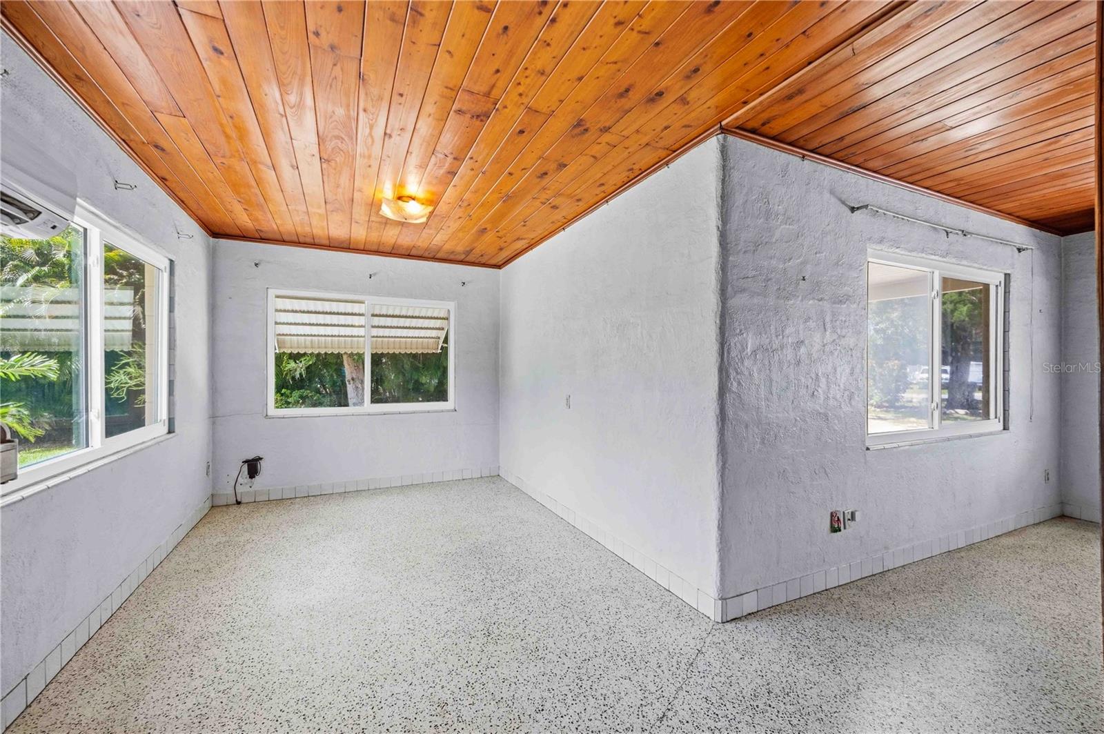 114 LAKEVIEW DR