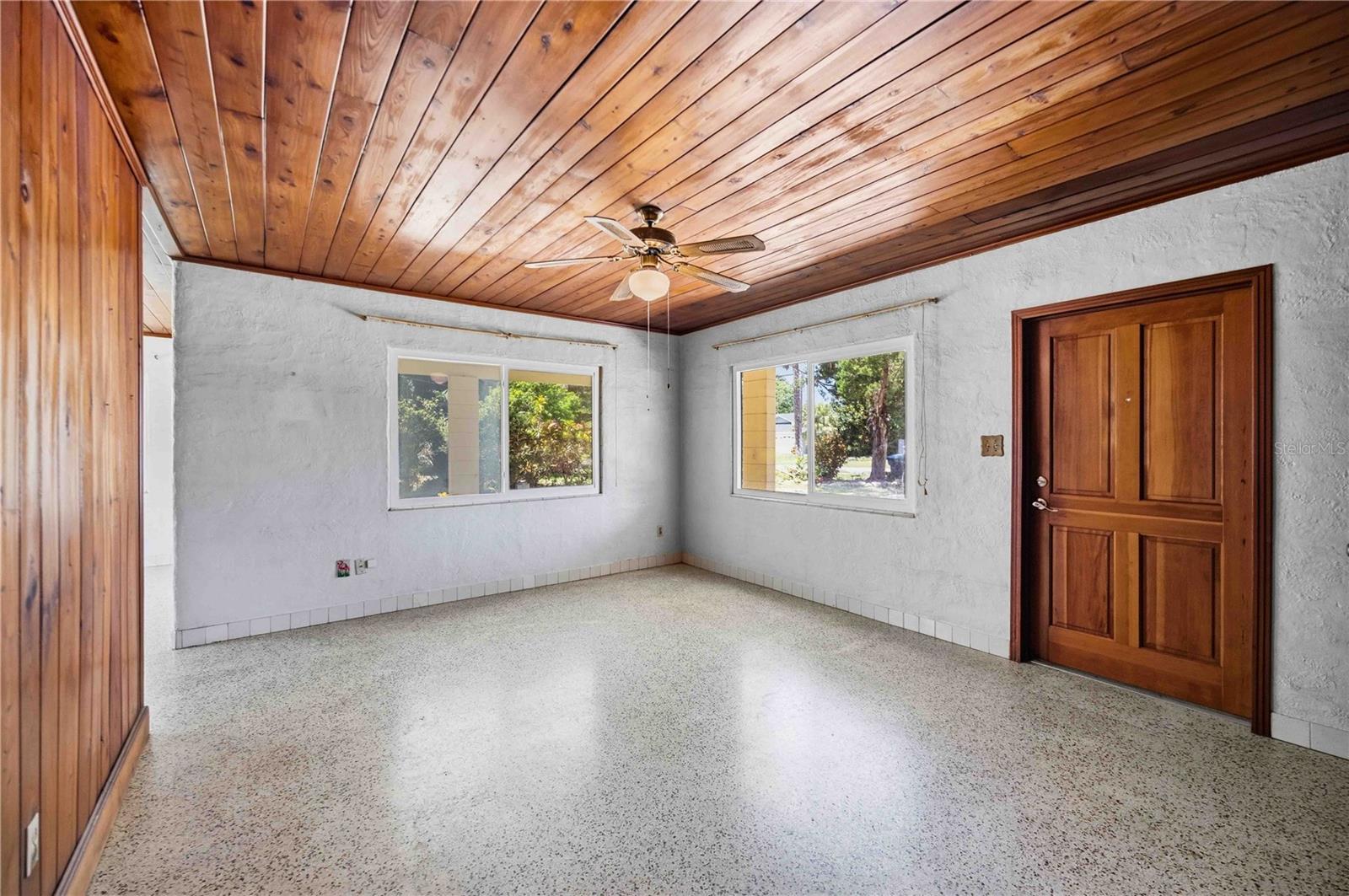114 LAKEVIEW DR