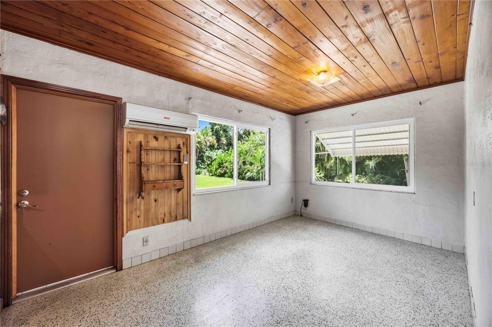 114 LAKEVIEW DR