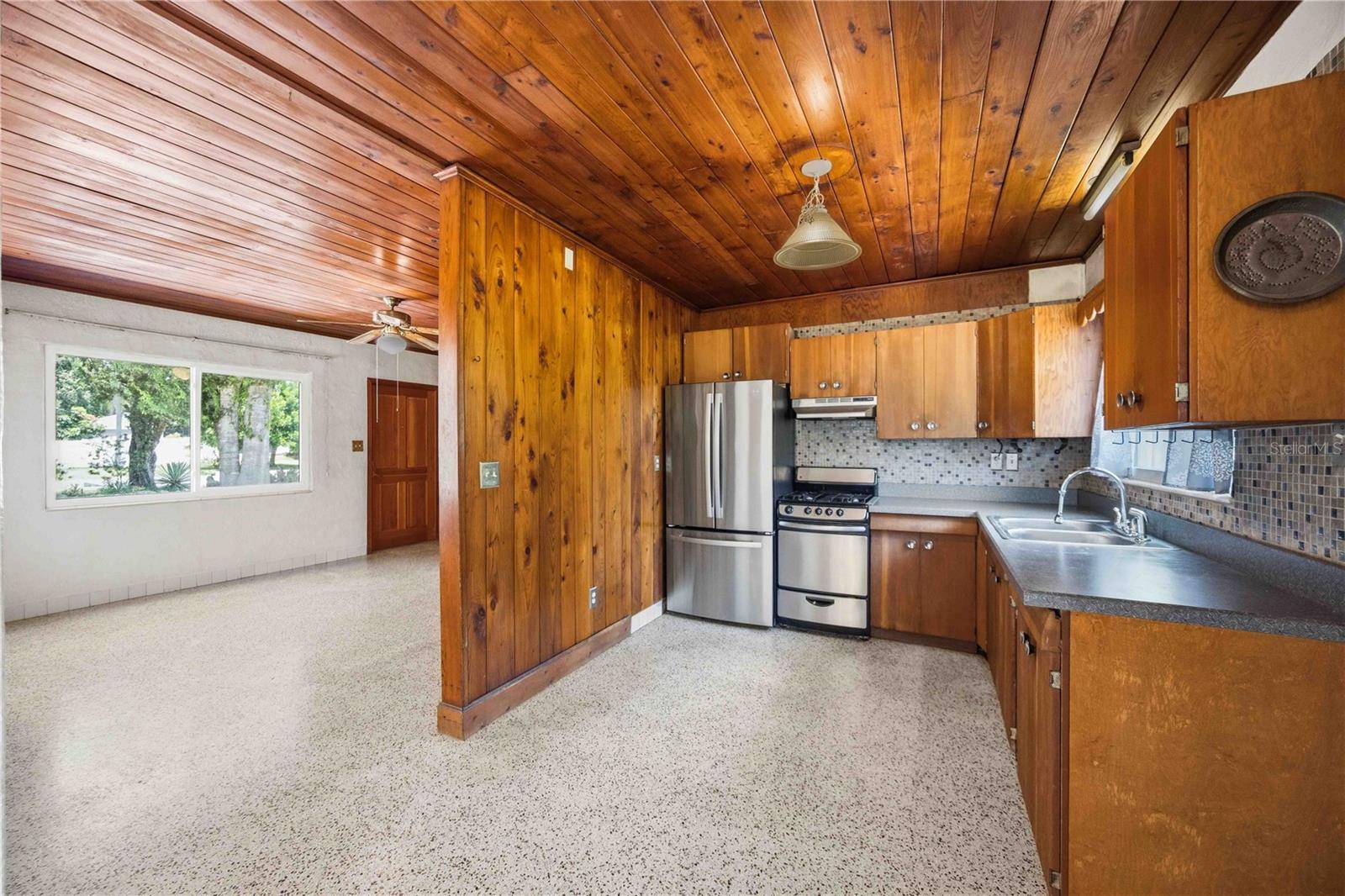 114 LAKEVIEW DR