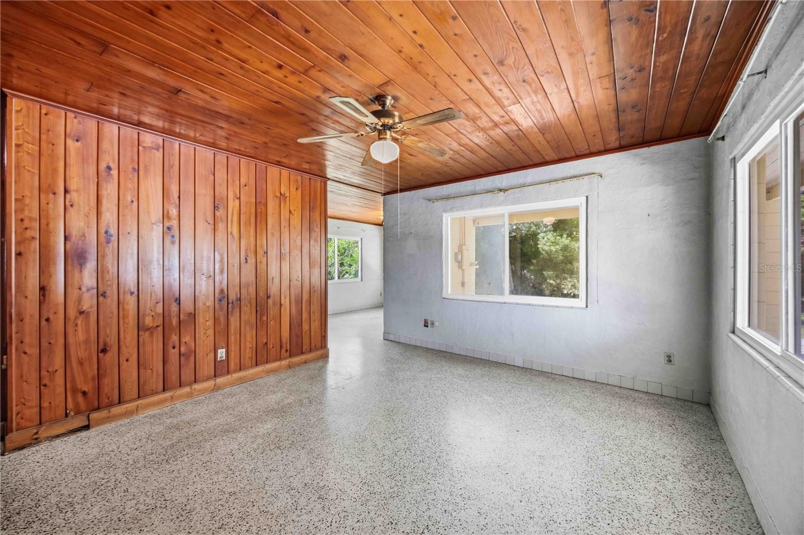114 LAKEVIEW DR