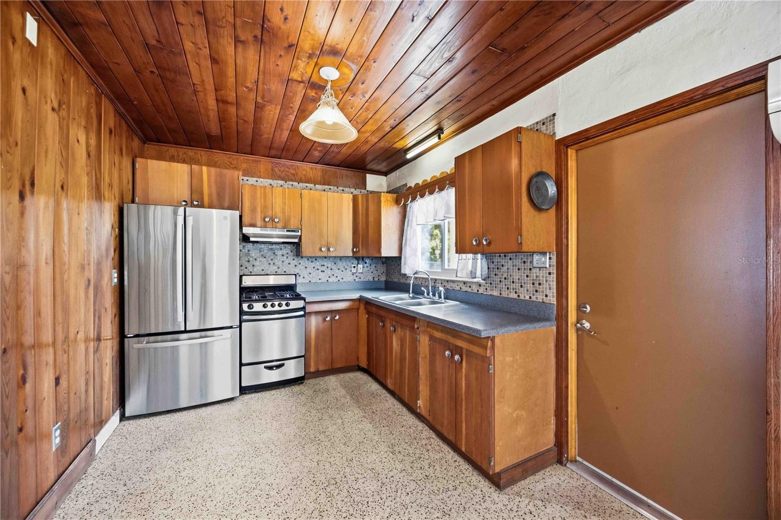 114 LAKEVIEW DR