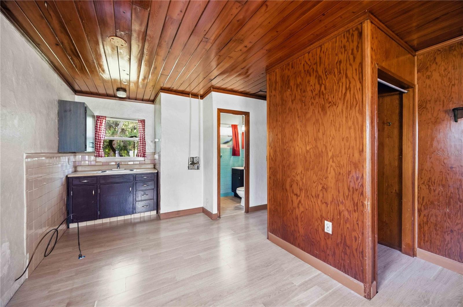 114 LAKEVIEW DR