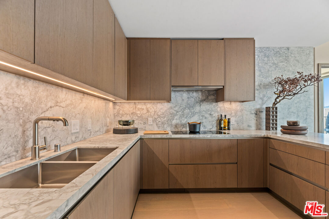2025 Avenue Of The Stars Unit: 1601