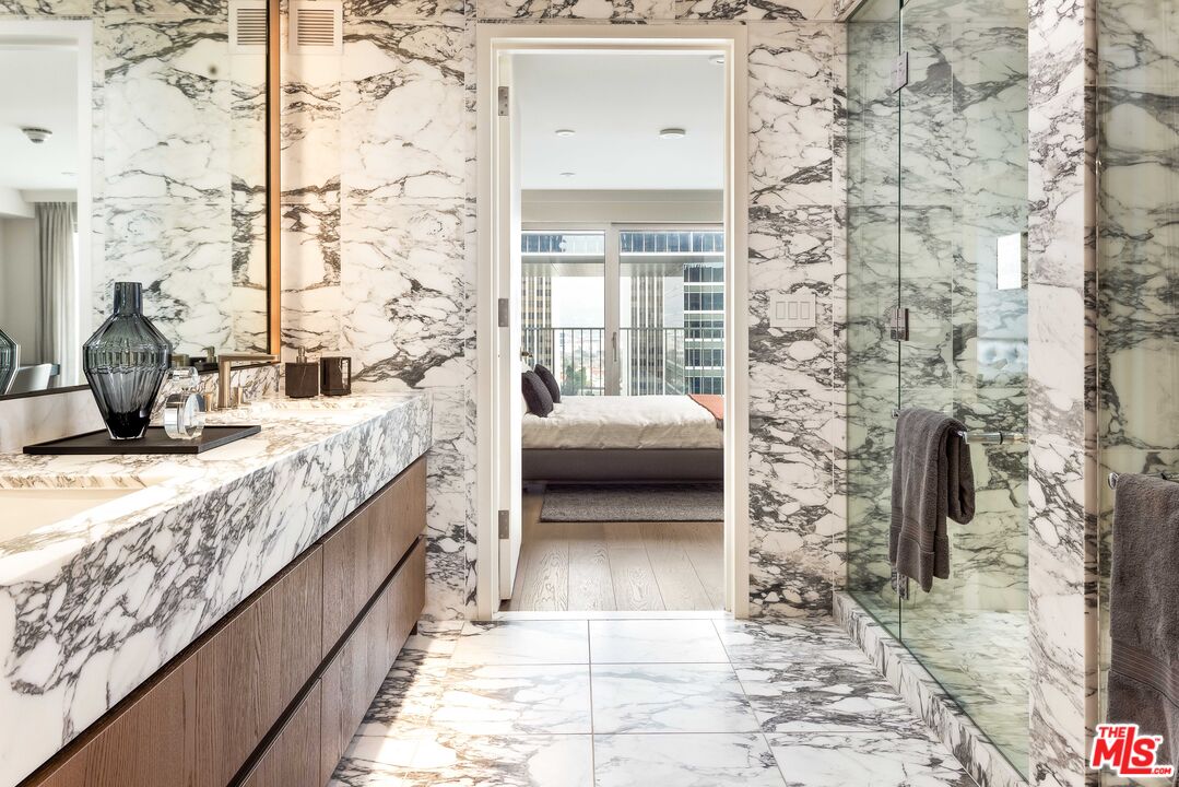 2025 Avenue Of The Stars Unit: 1601