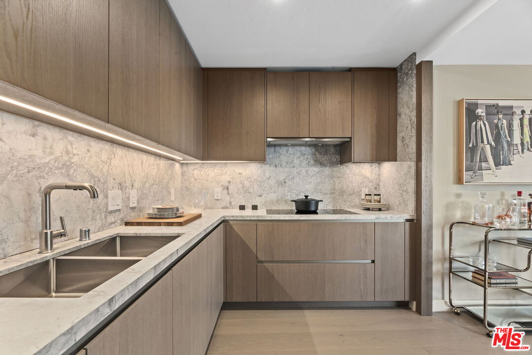 2025 Avenue Of The Stars Unit: 1404