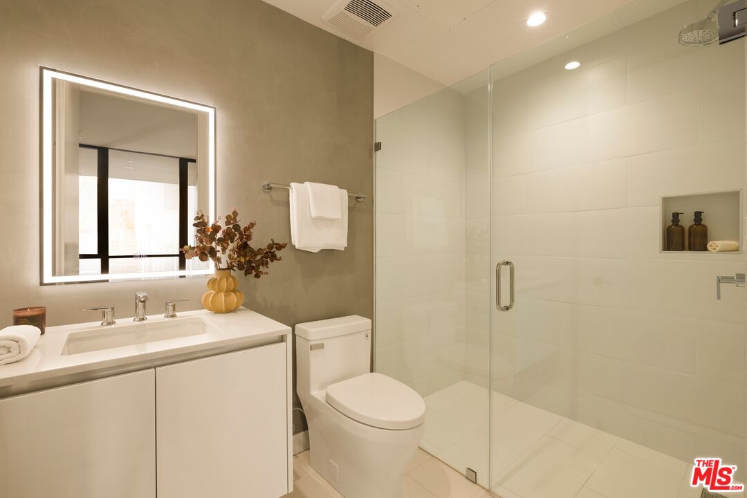 1264 N Harper Ave Unit: 202