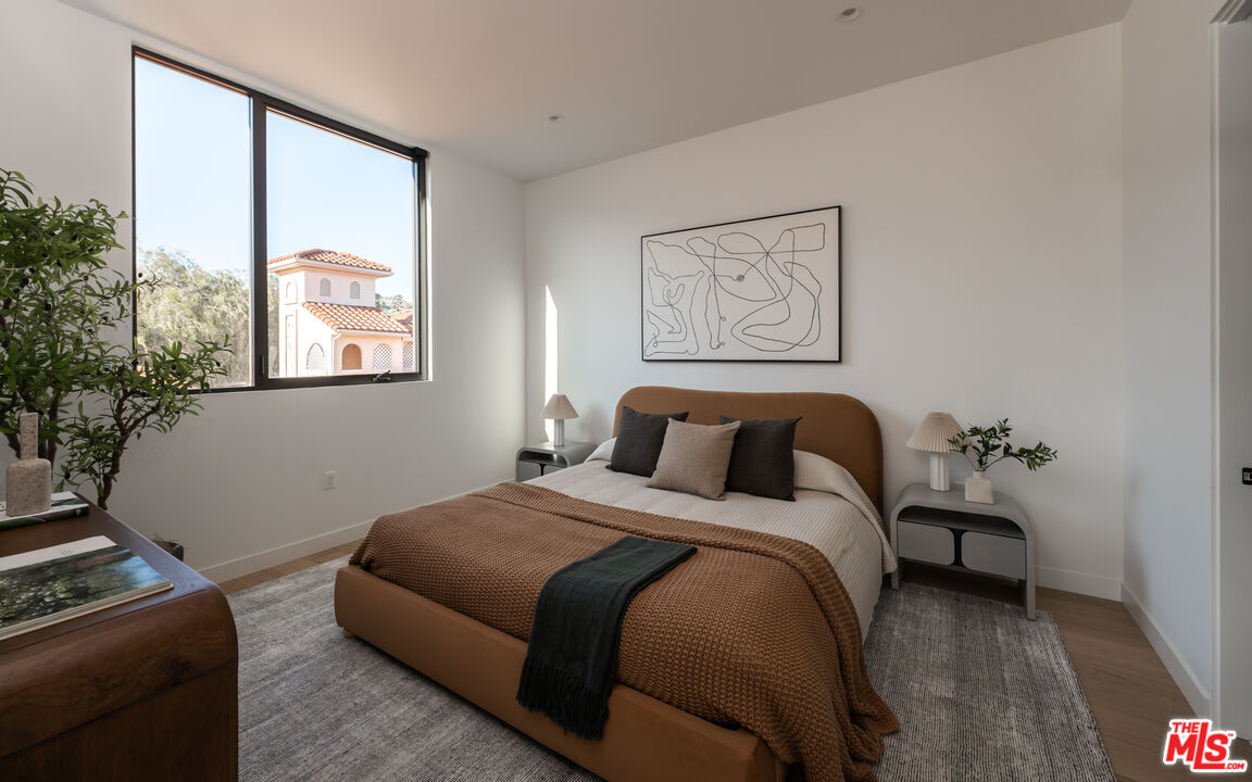 1264 N Harper Ave Unit: PH1