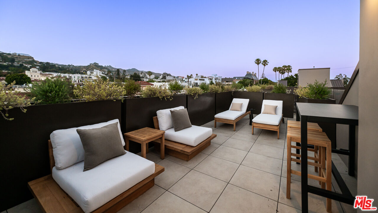 1264 N Harper Ave Unit: PH1